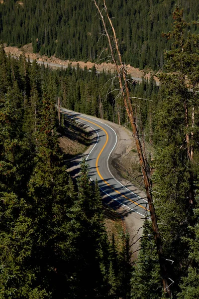 Tittar Ner Från Ett Bergspass Vid Motorväg Och Trär Sig — Stockfoto