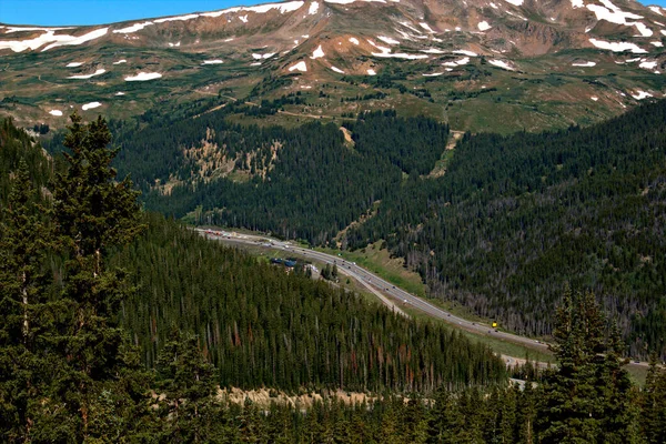 Mirando Hacia Abajo Una Carretera Través Paso Montaña Rodeado Picos — Foto de Stock