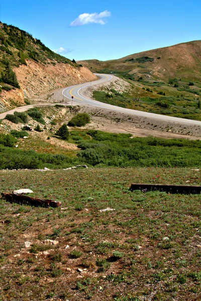 Curvas Estrada Descendo Passo Montanha — Fotografia de Stock