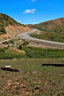 Dağ geçidi çevresindeki otoyol kıvrımları