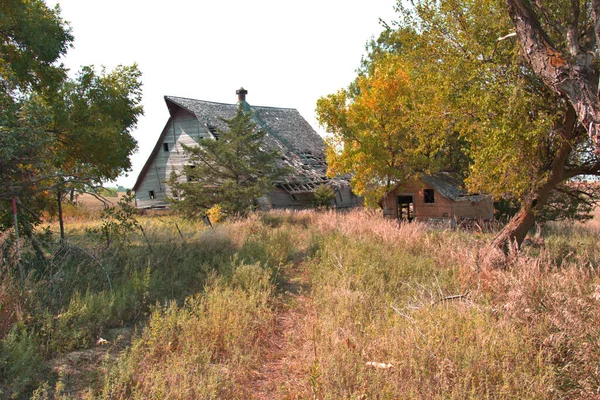 Opuszczone Gospodarstwo Rolne Dużą Stodołą Które Lat Jest Punktem Orientacyjnym — Zdjęcie stockowe