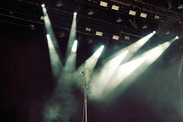 Microfone no palco escuro vazio antes do concerto — Fotografia de Stock