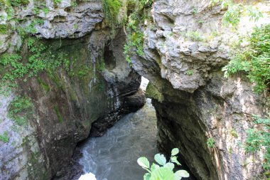 Kurjips Nehri, Rusya, Lago Naki Platosu, Batı Kafkasya, Adygea Cumhuriyeti. Dağlar, nehir, doğa, bahar 