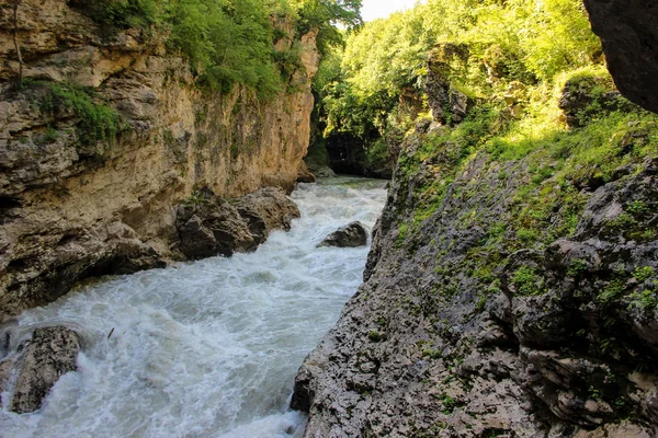 Kurjips Nehri, Rusya, Lago Naki Platosu, Batı Kafkasya, Adygea Cumhuriyeti. Dağlar, nehir, doğa, bahar 