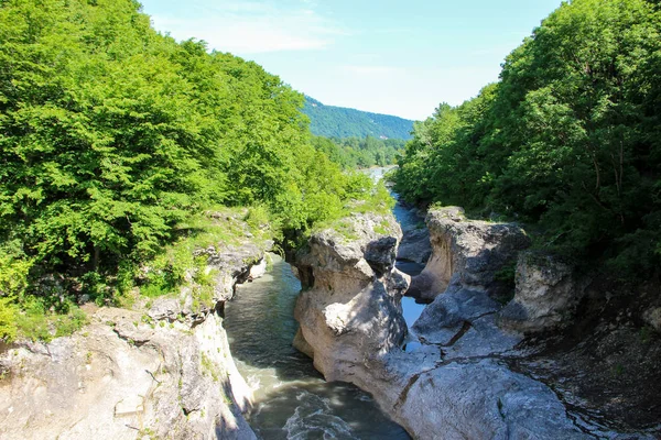 Kurjips Nehri, Rusya, Lago Naki Platosu, Batı Kafkasya, Adygea Cumhuriyeti. Dağlar, nehir, doğa, bahar 