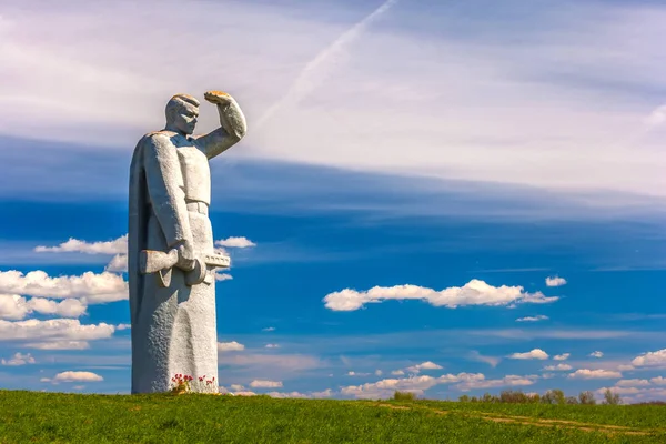Oraya, Moscow region, Rusya Federasyonu - 2013 olabilir. Memorial Panfilov kahramanlar 28 Kızıl Ordu askerleri için adanmış. Büyük bir taş heykel sınır koruma alanında askeri savaşçıların.