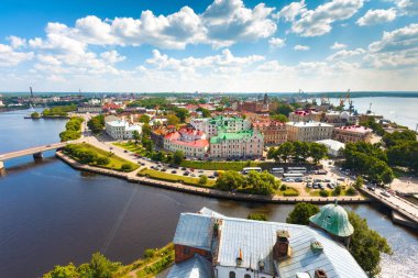 Renkli bir ortaçağ kalesi, su koy çevresinde kuleden farklı renkteki Avrupa binalar eğlenceli. Panoramik manzaralı Vyborg şehir, Leningrad region, Rusya Federasyonu.
