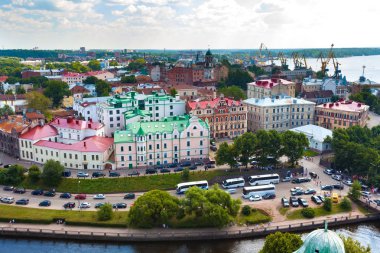 Renkli bir ortaçağ kalesi, su koy çevresinde kuleden farklı renkteki Avrupa binalar eğlenceli. Panoramik manzaralı Vyborg şehir, Leningrad region, Rusya Federasyonu.