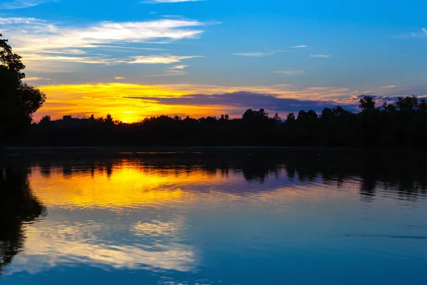 Lindo Pôr Sol Azul Alaranjado Lago Silhueta Uma Floresta Árvores — Fotografia de Stock