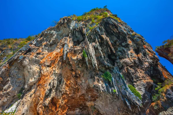 Mira Hacia Arriba Acantilado Piedra Caliza Marrón Anaranjado Colgando Como — Foto de Stock