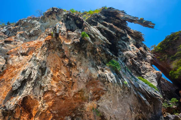 Mira Hacia Arriba Acantilado Piedra Caliza Marrón Anaranjado Colgando Como — Foto de Stock
