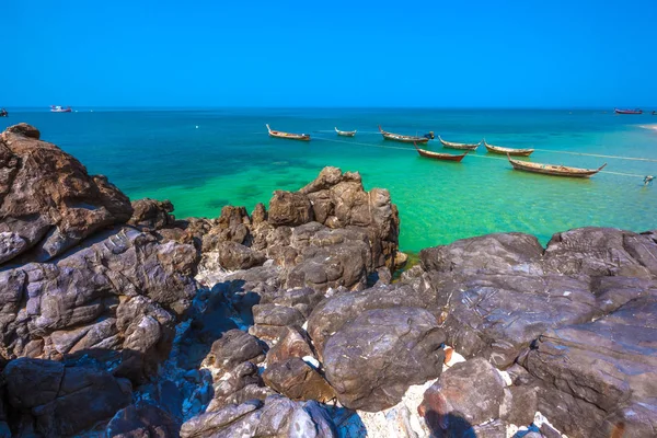 Antiguos Barcos Pesqueros Madera Atados Con Una Larga Cuerda Orilla —  Fotos de Stock