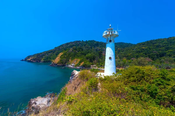 在晴朗的万里无云的日子里 一座白色灯塔耸立在半岛的一座山上 在悬崖和热带岛屿前 有茂密的绿色森林 泰国甲米兰塔国家公园灯塔 — 图库照片