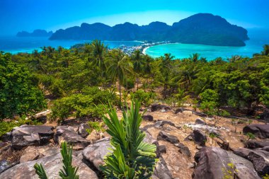 Güzel panoramik Tonsai ve Dalum Beach üzerinde. Yeşil ormanlar ve parlak güneş tropik ada ve Andaman Denizi dağlarda üzerinde sıcak taşlar. Phi Phi bakış açısı, Krabi, Tayland.