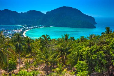Güzel panoramik Tonsai ve Dalum Beach üzerinde. Yeşil ormanlar ve parlak güneş tropik ada ve Andaman Denizi dağlarda üzerinde sıcak taşlar. Phi Phi bakış açısı, Krabi, Tayland.