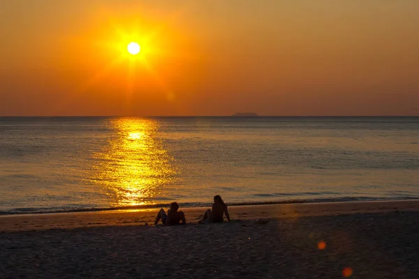 Silhouette Two People Romantic Couple Beach Watching Bright Orange Sunset — Stock Photo, Image