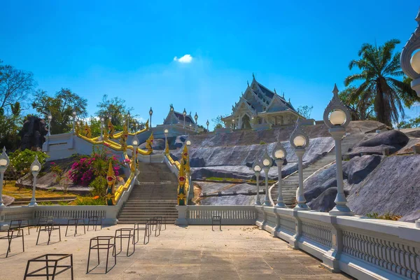 白色的石头佛教寺庙上的一个台面上 屋顶上装饰着木雕图案 一个风景如画的楼梯 边缘是金龙 泰国甲米镇 Wat Kaew — 图库照片