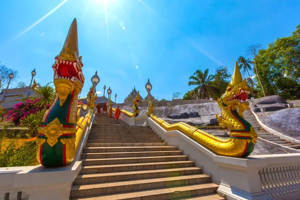 泰国甲米镇 Wat Kaew Februrary白色的石头佛教寺庙上的一个小道子 屋顶上装饰着木雕图案 一个风景如画的楼梯 边缘有金龙 — 图库照片