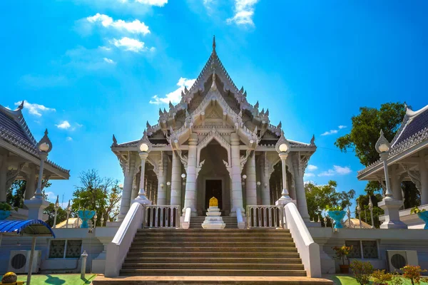 Templo Budista Pedra Branca Estrado Telhado Decorado Com Padrões Esculpidos — Fotografia de Stock