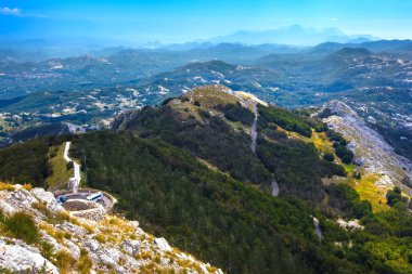 Bir görüntüleme platformu, bir dağ vadi panorama görüş güneşli bir yaz ile dağın zirvesine giden yol. Vidikovac, Lovcen Milli Parkı, Karadağ.