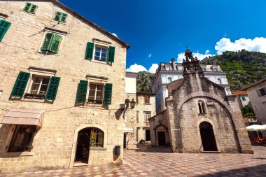 Eski kilisenin yaz bulutsuz hava dağların arasında şaşırtıcı binalar arasında güzel bir taş şehir meydanında. Aziz Lukas Kilisesi, Kotor Old Town, Karadağ.