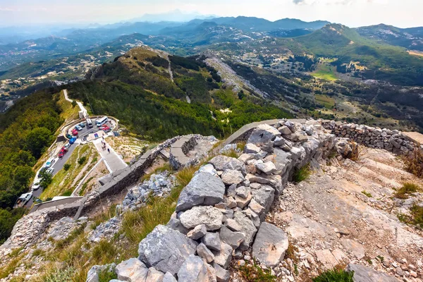 Destruido Viejas Escaleras Piedra Camino Cima Montaña Desde Aparcamiento Vista —  Fotos de Stock