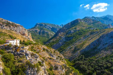 Beyaz Saray önünde gorge karşı mavi gökyüzü güneşli bir kanyon diğer tarafında güzel bir renkli dağ yamacında. Yaz manzara kale kent Bar, Karadağ.