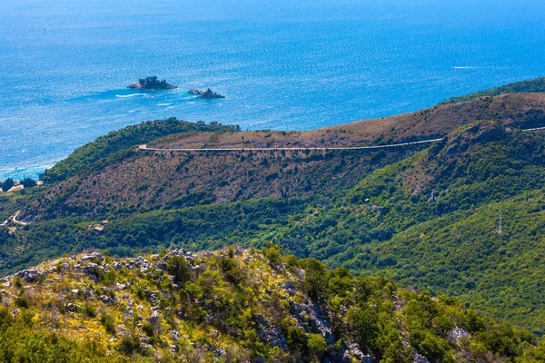 Serpentine Una Tortuosa Strada Asfaltata Montagna Una Fitta Foresta Verde — Foto Stock