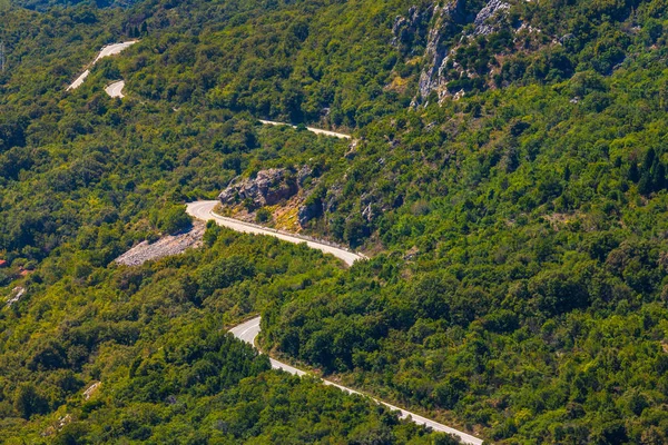 Serpentine Sinuoso Camino Asfalto Montaña Denso Bosque Verde Entre Las — Foto de Stock