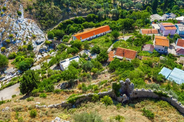 Vista Aérea Una Antigua Muralla Piedra Ruinas Detrás Cual Una —  Fotos de Stock