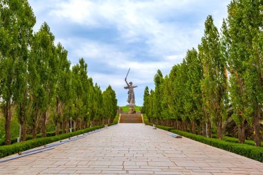 Sokak yeşil selvi yolunu anıt vatan aramalar İkinci Dünya Savaşı onuruna yükselir orta bir tepenin üstünde. Memorial Mamayev Kurgan, Volgograd, Rusya Federasyonu - Ağustos 2014.