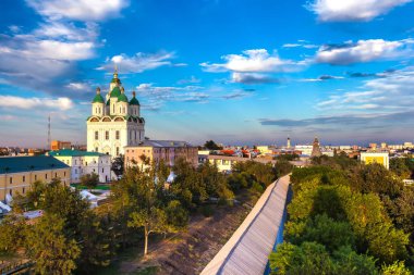 Kutsal Bakire Meryem, çan kulesi ve kule ve ahşap çit avludan görünümünü varsayım katedral. Tarihi ve mimari karmaşık Astrakhan Kremlin, Rusya Federasyonu.