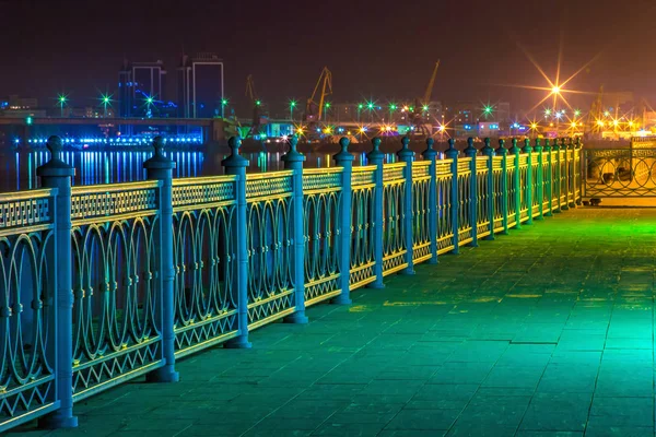 Cast Iron Metal Fence Embankment Lit Green Light Street Lamps — Stock Photo, Image