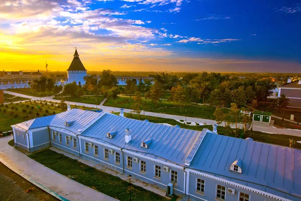 Avlunun pitoresk sokakları ve kaldırım bir parlak sarı günbatımı turuncu güneşin akşam alacakaranlıkta sırasında Park. Tarihi ve mimari karmaşık Astrakhan Kremlin, Rusya Federasyonu.