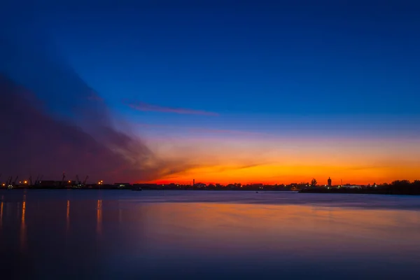 Colorido Pôr Sol Amarelo Vermelho Rio Azul Calmo Uma Espessa — Fotografia de Stock