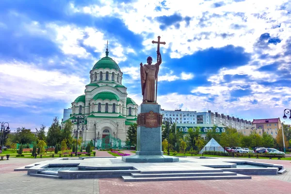 Bulutlu bir günde kalın mavi bulutlar ile şehir merkezinde Hıristiyan kilise önünde güzel renkli kare. Anıt Aziz Vladimir Baptist ve Vladimir Katedrali, Astrakhan, Rusya Federasyonu.