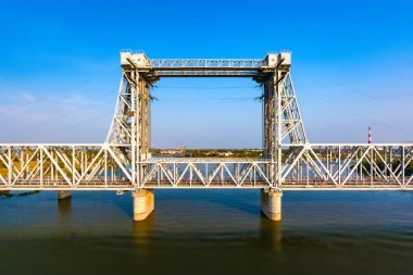 Bir katı metal köprü kaldırma bir parçası ağır gemilerin geçiş için orta ile iki ayak üzerinde hastadır. Astrakhan, Rusya Federasyonu Volga Nehri'nin kollarından Demiryolu Köprüsü.