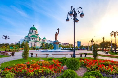 Mavi sarı gökyüzü günbatımı sırasında şehir merkezinde Hıristiyan kilise önünde güzel renkli kare. Anıt Aziz Vladimir Baptist ve Vladimir Katedrali, Astrakhan, Rusya Federasyonu.