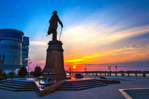 Volga, renkli parlak gökyüzü mavi bulutlar ve portakal Paz nehir kıyısında günbatımı Anıtı büyük Peter. Petrovskaya dolgu, Astrakhan, Rusya Federasyonu.