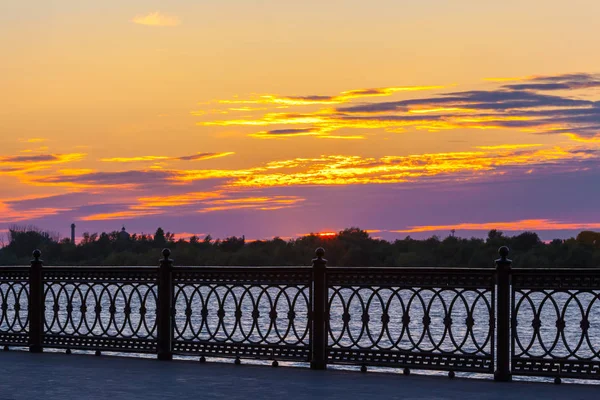 Passeio Pedestre Rio Volga Pôr Sol Colorido Silhueta Uma Cerca — Fotografia de Stock
