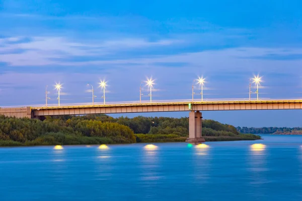 Дорожно Бетонный Мост Опорах Через Волгу Фонарные Столбы Светятся Ночью — стоковое фото