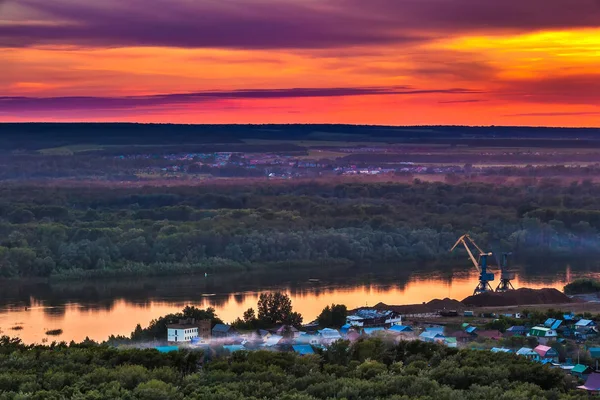 Západ slunce nad UFA, Baškortostan, Rusko. — Stock fotografie