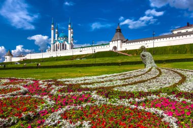 Rusya 'nın Tataristan, Kazan Kremlin kentindeki Kul Şerif Camii. Mavi gökyüzünün altında, güneşli yaz havasında beyaz bulutlu bir tavus kuşu şeklinde renkli bir çiçek tarhı.
