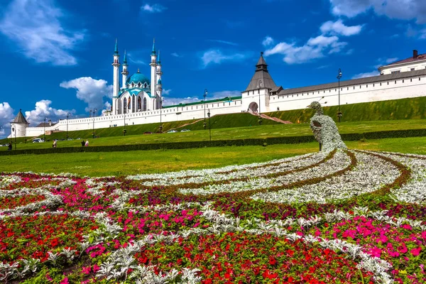 Kul Sharif Mosque in the Kazan Kremlin, Tatarstan, Russia. Colorful flowerbed in the form of a peacock under a blue sky with white clouds in sunny summer weather — Stock Photo, Image