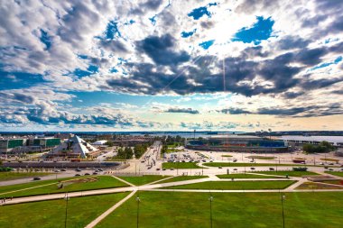 Merkez Stadyum, Kazan, Tataristan, Rusya - Temmuz 2015. Bir yaz günü şehrin merkez meydanı Kazanka ve Volga nehirlerinin arka planına karşı açık mavi bulutlu güneşli bir gökyüzü altında