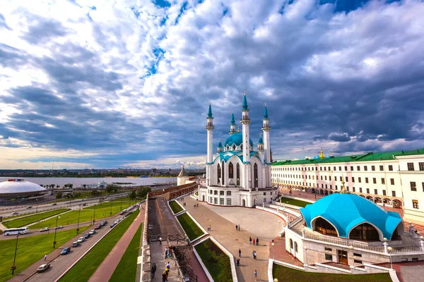 Mesquita Kul Sharif no Kremlin Kazan, Tatarstan, Rússia - Jule 2015. Uma majestosa mesquita de pedra branca com um telhado azul cercado por uma parede de tijolo vermelho em tempo nublado com nuvens de chuva pesadas — Fotografia de Stock
