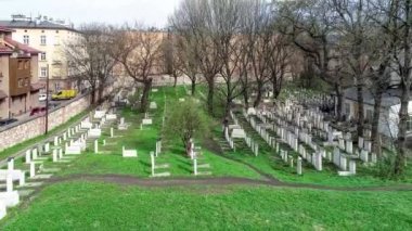 Krakow, Polonya tarihi Yahudi Kazimierz ilçesinde eski Yahudi Remuh mezarlığı. Hava 4k video ortaya koyuyor. Krakow eski şehir içinde belgili tanımlık geçmiş