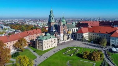 Krakov, Polonya, altın kubbesi, Wawel Kalesi, Bahçe, park ve turistler ile Rönesans Sigismund Şapel ile Kraliyet Wawel Gotik Katedrali. Hava 4k video sabah sonbaharda ortaya çıkarmak