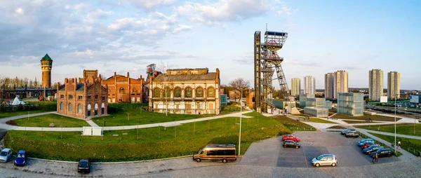 古い建物 エレベーター前の施設 設備とポーランドのカトヴィツェ市センター現代の広いパノラマの炭坑します — ストック写真