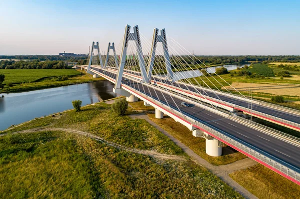 Yeni modern çift askılı köprüden Vistula Nehri, Krakow, Polonya. Krakow etrafında halka otoyol yapım aşamasında bir parçası. Gün batımında havadan görünümü. Sedzimir çelik fabrikası içinde belgili tanımlık geçmiş.